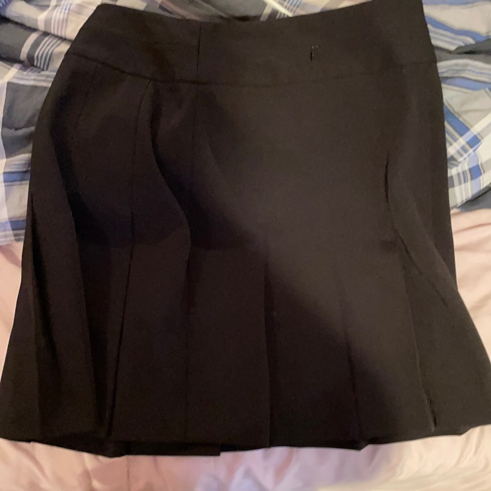 black basic pleated skirt